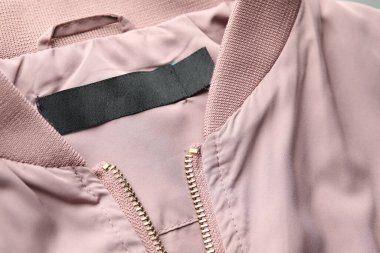 Giysilerdeki etiketin yakın görüntüsü