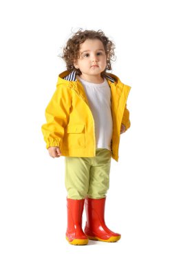 Beyaz arka planda yağmurluk giyen tatlı bir kız.