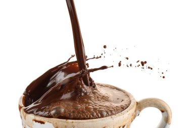 Beyaz arka planda sıcak çikolata serpiştirilmiş fincan.