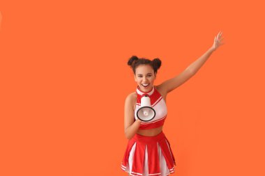 Renkli arka planda megafonu olan güzel bir amigo kız.