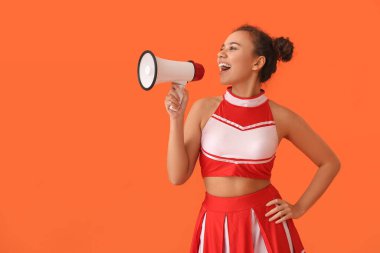 Renkli arka planda megafonu olan güzel bir amigo kız.