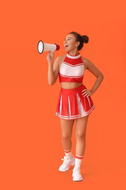 Renkli arka planda megafonu olan güzel bir amigo kız.