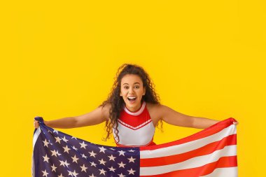 Amerikan bayrağı renginde duygusal ponpon kız