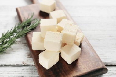 Ahşap arka planda taze tereyağlı tahta doğrama