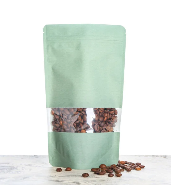 Tasche Mit Kaffeebohnen Auf Tisch Vor Weißem Hintergrund — Stockfoto