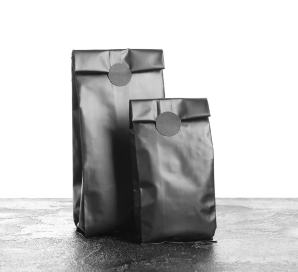 Väskor Med Kaffe Bordet Mot Vit Bakgrund — Stockfoto