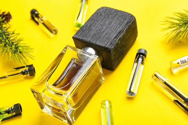 Butelka Próbki Perfum Tle Koloru — Zdjęcie stockowe