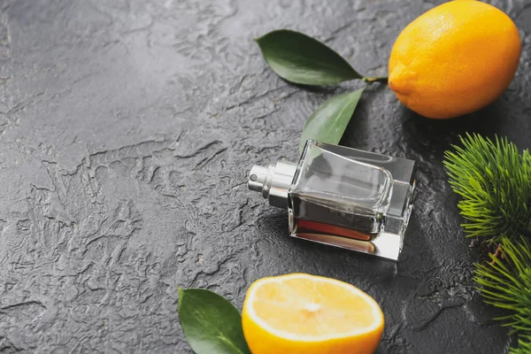 Egy Üveg Citrusparfüm Sötét Háttérrel — Stock Fotó