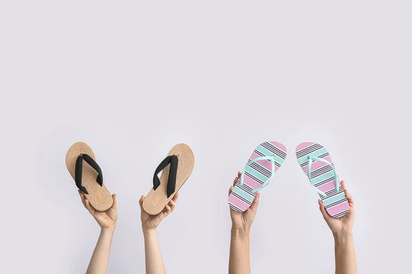 Hände Mit Stilvollen Schuhen Auf Weißem Hintergrund — Stockfoto