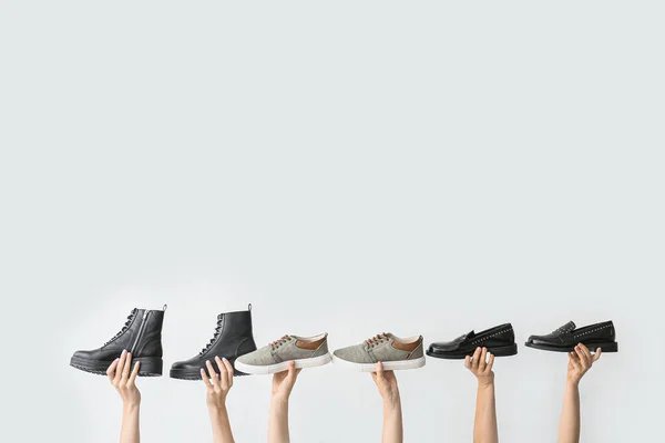 Руки Стильним Взуттям Білому Тлі — стокове фото