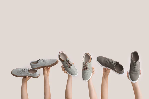 Mãos Com Sapatos Elegantes Fundo Branco — Fotografia de Stock