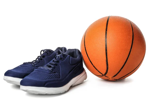 Stijlvolle Mannelijke Schoenen Basketbal Witte Achtergrond — Stockfoto
