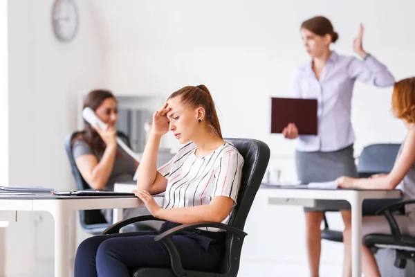 Gestresste Frau Mit Kopfschmerzen Und Lauten Menschen Büro — Stockfoto