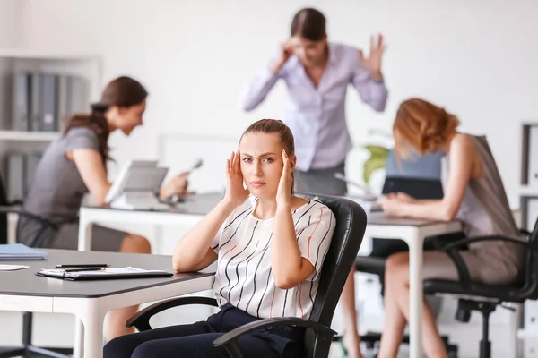 Gestresste Vrouw Met Hoofdpijn Luidruchtige Mensen Het Kantoor — Stockfoto