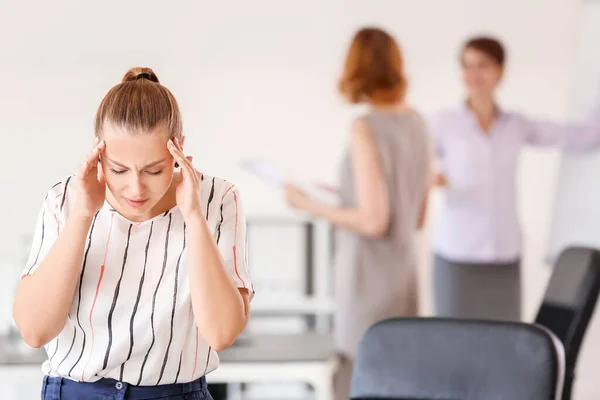 Gestresste Frau Mit Kopfschmerzen Und Lauten Menschen Büro — Stockfoto