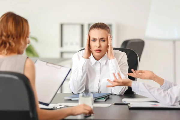 Gestresste Vrouw Met Hoofdpijn Luidruchtige Mensen Het Kantoor — Stockfoto