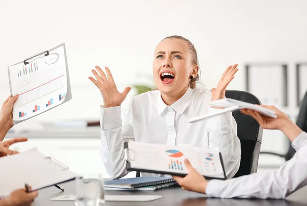 Gestresste Vrouw Met Hoofdpijn Luidruchtige Mensen Het Kantoor — Stockfoto