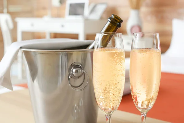 Gläser Champagner Und Eiskübel Auf Dem Tisch Flitterwochen Zimmer — Stockfoto