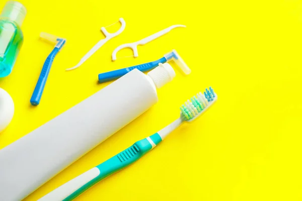 Set Für Mundhygiene Auf Farbigem Hintergrund — Stockfoto