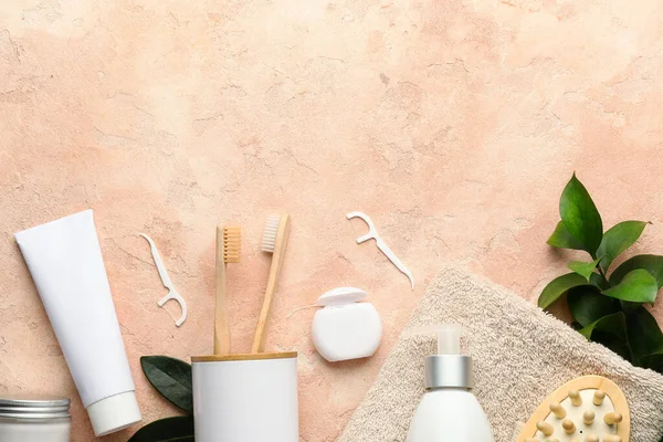 Renkli arka planda ağız temizliği ve banyo aksesuarları için ayarlandı