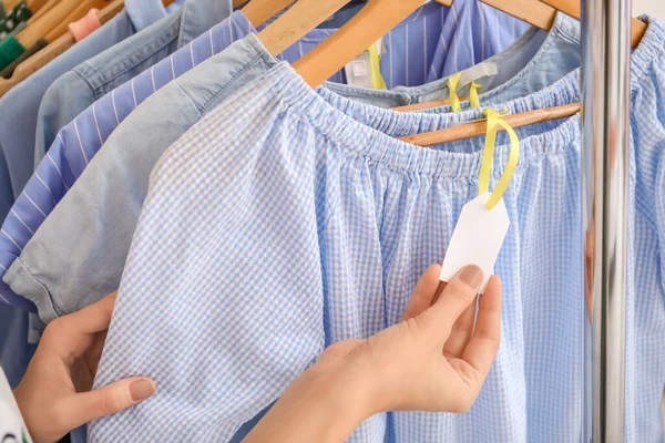 Manos Femeninas Etiqueta Papel Blanco Ropa — Foto de Stock