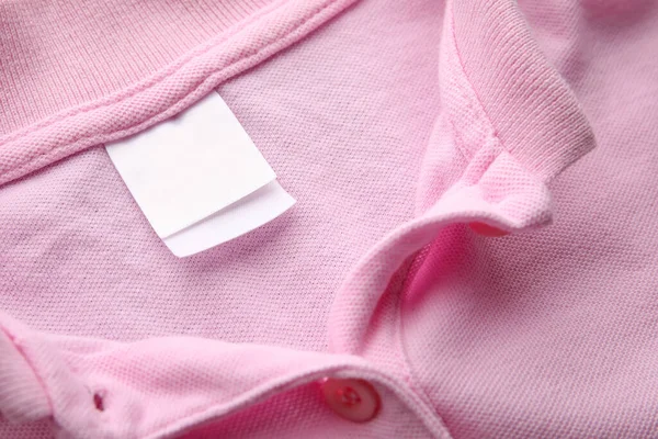 Giysilerdeki etiketin yakın görüntüsü