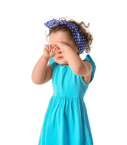 Beyaz arka planda uykulu bir kız bebek