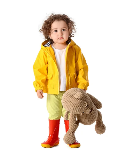 穿着雨衣 背景为白色的泰迪熊的可爱女婴 — 图库照片