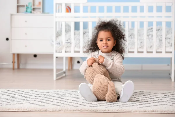 Linda Niña Afroamericana Con Juguete Casa — Foto de Stock