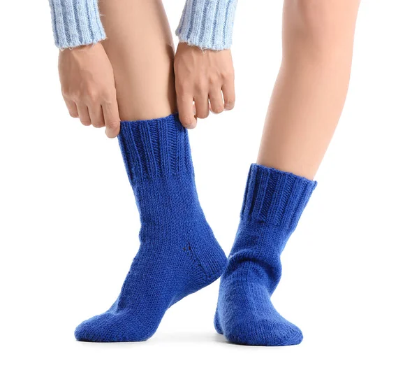 Junge Frau Zieht Socken Vor Weißem Hintergrund — Stockfoto