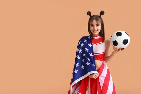 Krásná Mladá Roztleskávačka Vlajkou Usa Míč Barevném Pozadí — Stock fotografie