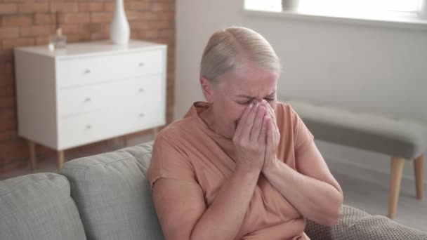 Напружена Зріла Жінка Плаче Вдома — стокове відео