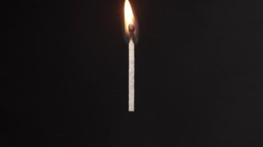 Koyu arkaplanda kibrit yakma