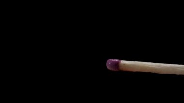 Koyu arkaplanda kibrit yakma