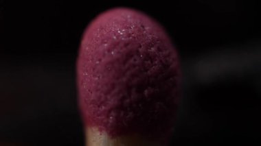 Koyu arkaplanda kibrit yakma, makro görünüm