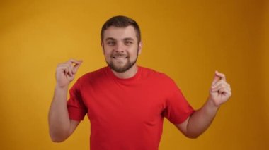 Renkli arka planda mutlu dans eden genç adam