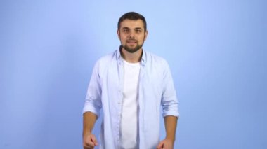 Mutlu genç adam başarısını renkli arka planda kutluyor.