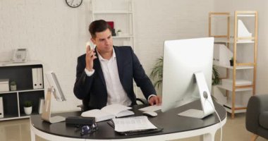 Ofiste çalışan yakışıklı iş adamı.