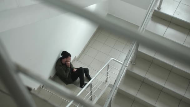 Erkek Keş Merdivenlerde Uyuşturucu Alıyor — Stok video