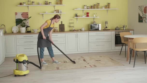 Jeune Femme Avec Aspirateur Tapis Hoovering Dans Cuisine — Video