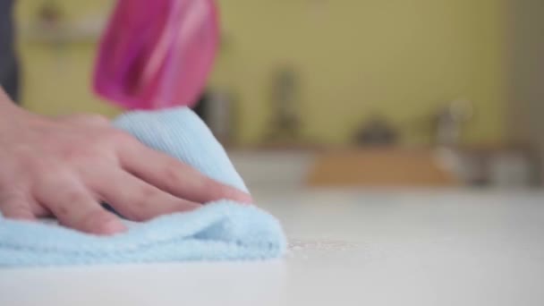 Tânără Femeie Curățenie Masă Bucătărie Closeup — Videoclip de stoc