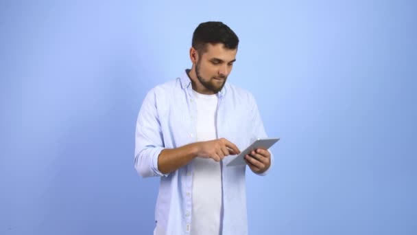 Glücklicher Junger Mann Mit Tablet Computer Feiert Seinen Erfolg Auf — Stockvideo