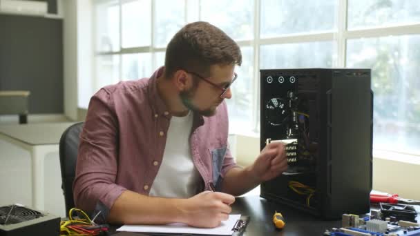 Technicus Repareert Computer Servicecentrum — Stockvideo