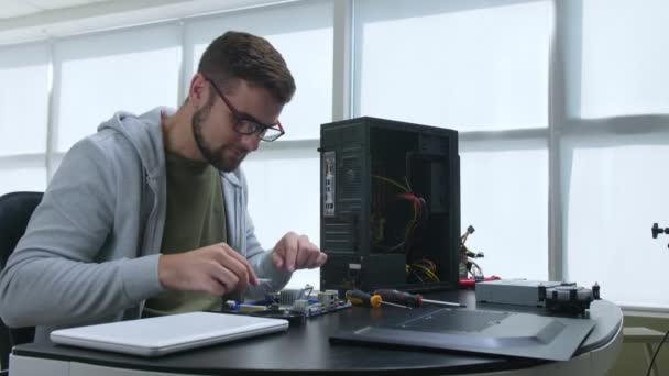 Technicus Geven Laptop Aan Klant Reparatie Het Service Center — Stockvideo