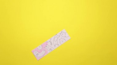 Renk arkaplanı üzerinde el yapımı yer imi ve kitap içeren hareket videosunu durdur