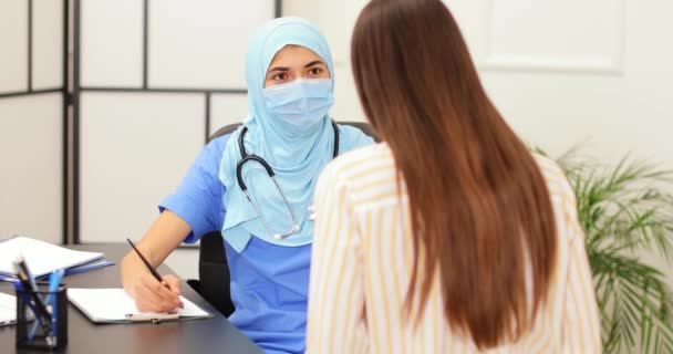 Молода Жінка Яка Відвідує Мусульманського Лікаря Клініці — стокове відео