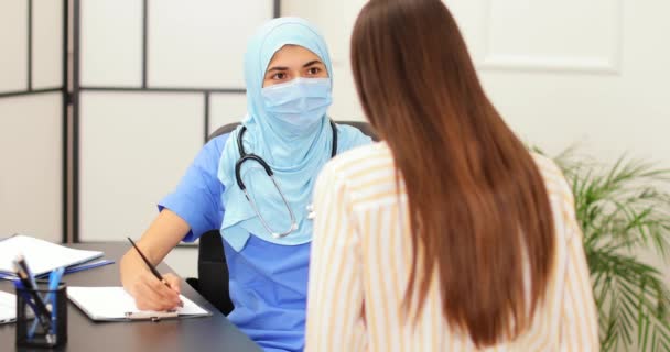 Mladá Žena Návštěvě Muslimského Lékaře Klinice — Stock video