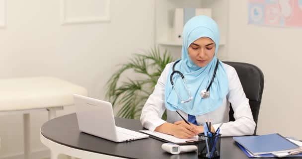 Medico Musulmano Tavola Clinica — Video Stock