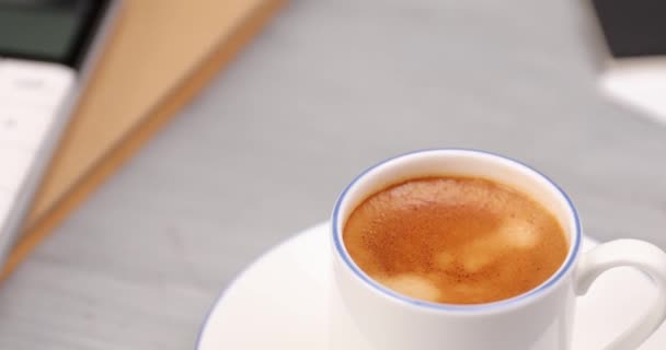 Tasse Heißen Kaffee Auf Dem Bürotisch — Stockvideo