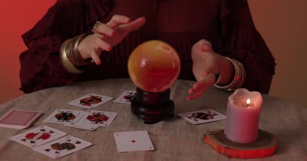 テーブルの上にクリスタルボールと占い師 — ストック動画